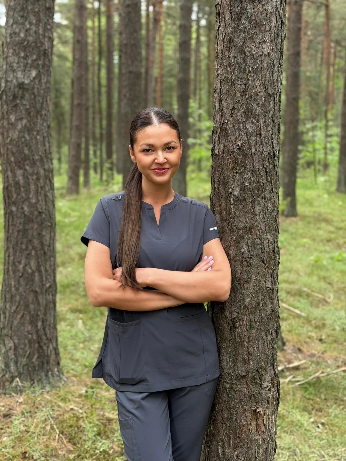 Miško odontologijos klinikos burnos higienistė Greta Taljanovė miške